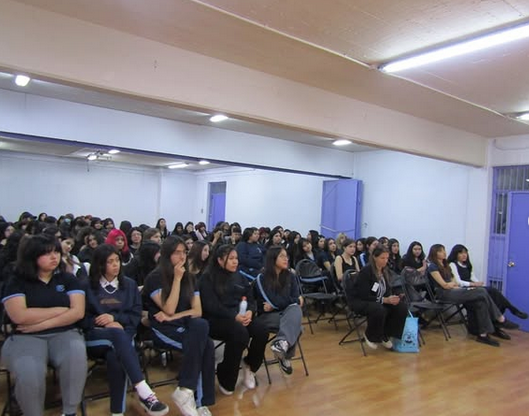 Dra. Leslie Jiménez inspira a estudiantes del Liceo Carmela Carvajal con su historia de pasión por las matemáticas y la educación