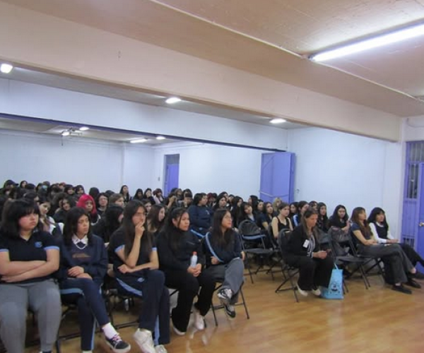 Dra. Leslie Jiménez inspira a estudiantes del Liceo Carmela Carvajal con su historia de pasión por las matemáticas y la educación